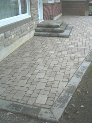 The choice of paving stone gave many pattern options while retaining harmony. 